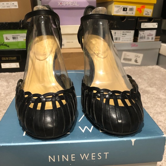 Black leather pump with cut outs and ankle strap - Picture 3 of 7